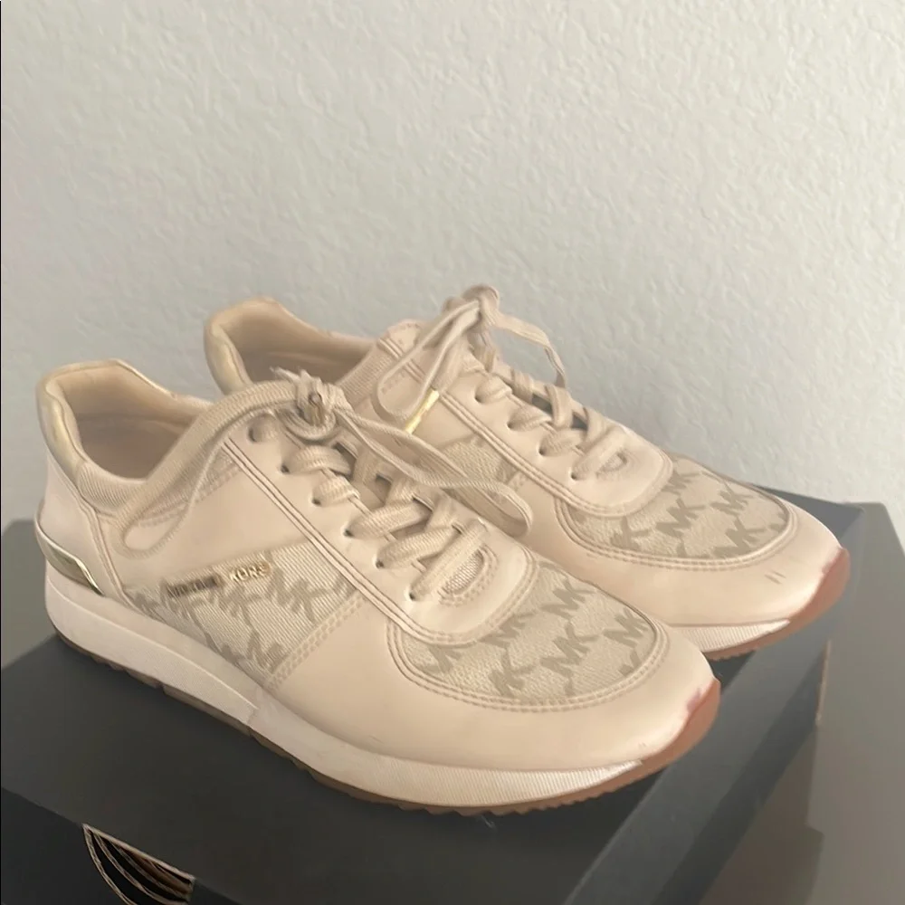 FINAL SALE ⚠️⚠️⚠️ Michael Kors Beige Monogram Sneakers Rare lightly used - Picture 2 of 4